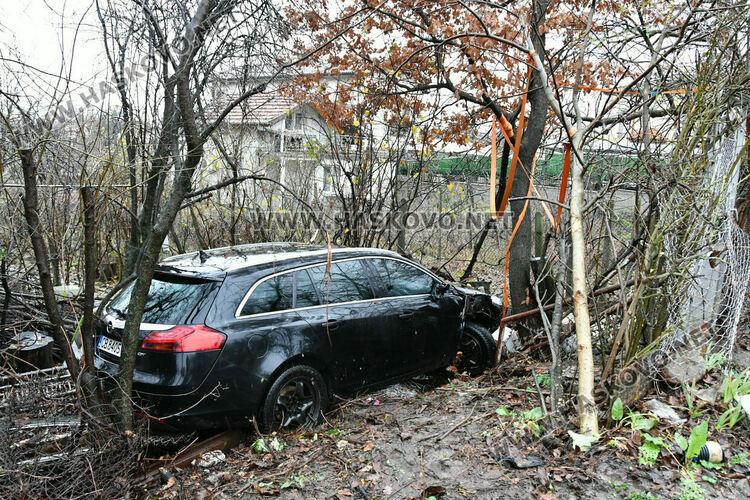 Кола се вряза в двор на къща в &bdquo;Кенана&ldquo;, искат &bdquo;легнали полицаи&ldquo; 