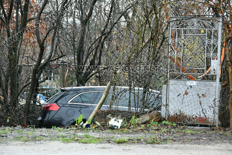Кола се вряза в двор на къща в &bdquo;Кенана&ldquo;, искат &bdquo;легнали полицаи&ldquo; 