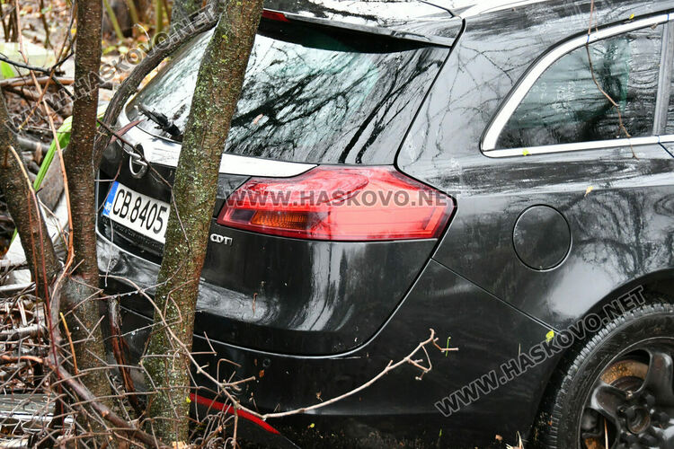 Кола се вряза в двор на къща в &bdquo;Кенана&ldquo;, искат &bdquo;легнали полицаи&ldquo; 