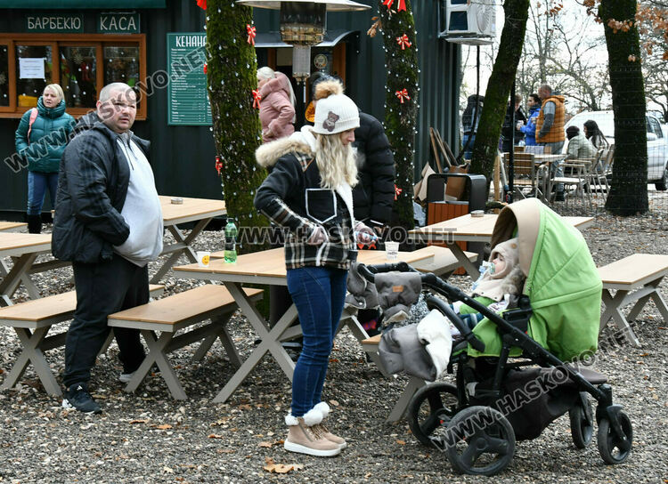 Оживление по паркове и кафенета в първия ден след Коледа