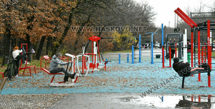 Оживление по паркове и кафенета в първия ден след Коледа