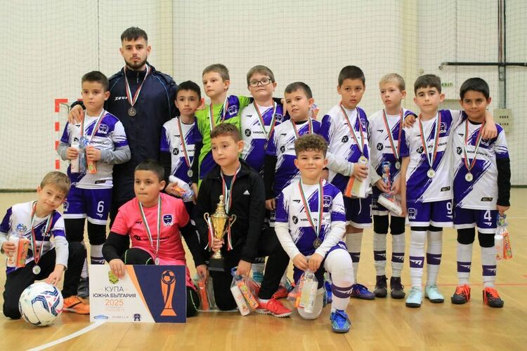 Детски футболен турнир изпълни спортната зала в Рудозем с емоции и феърплей