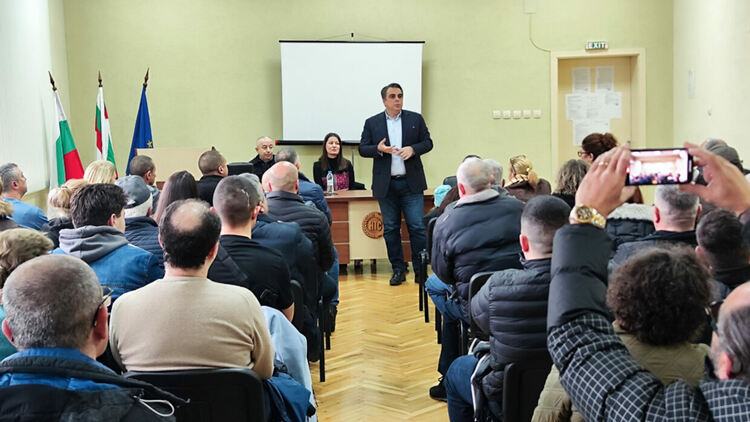 Съветници на ДПС предизвикаха напрежение на срещата на Асен Василев в Кърджали/снимки/