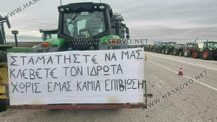Пътищата в Гърция са отворени, фермерите временно прекратиха протестите