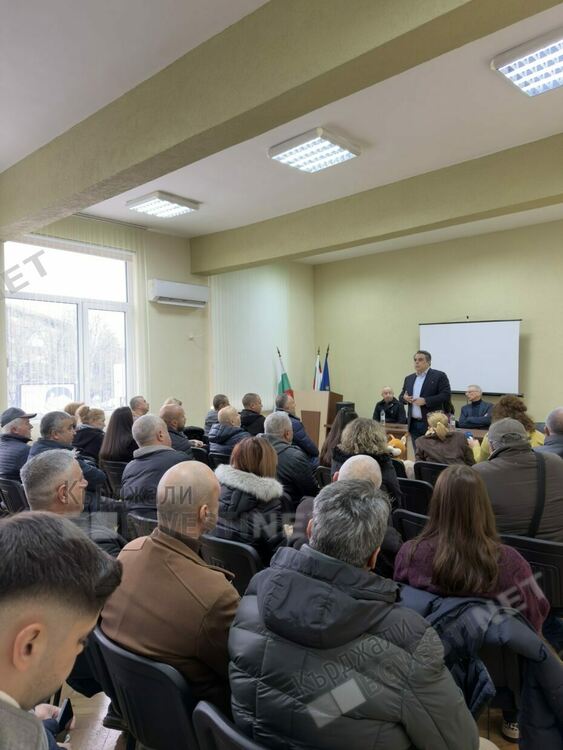 Съветници на ДПС предизвикаха напрежение на срещата на Асен Василев в Кърджали/снимки/