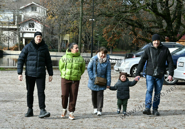 Оживление по паркове и кафенета в първия ден след Коледа