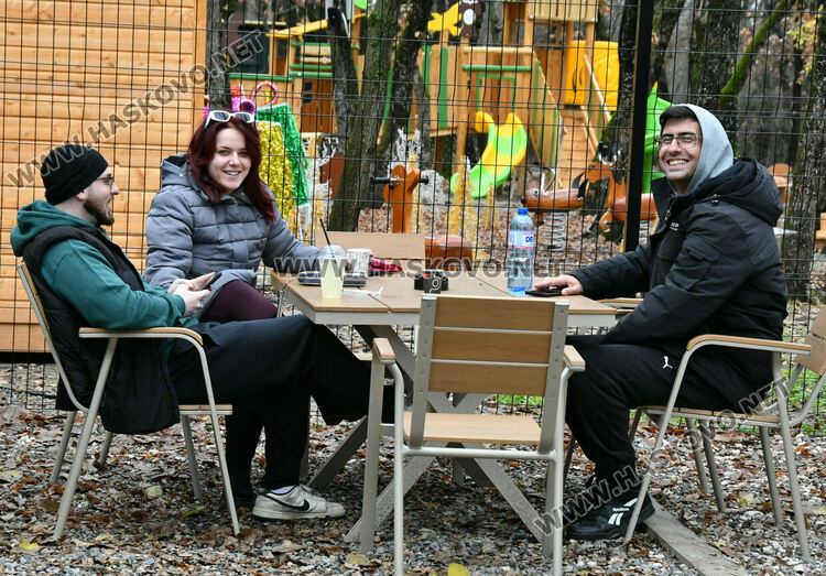 Оживление по паркове и кафенета в първия ден след Коледа