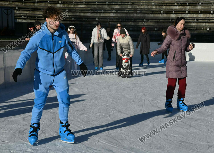 Ледената пързалка се препълни от посетители
