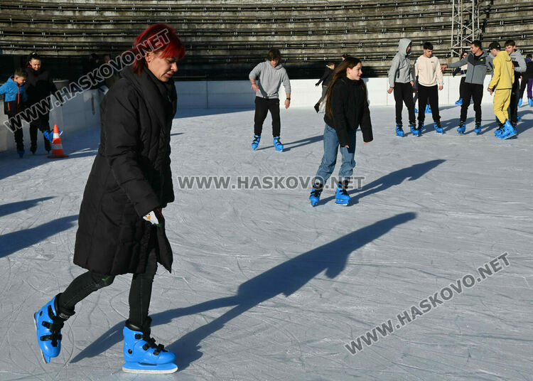 Ледената пързалка се препълни от посетители