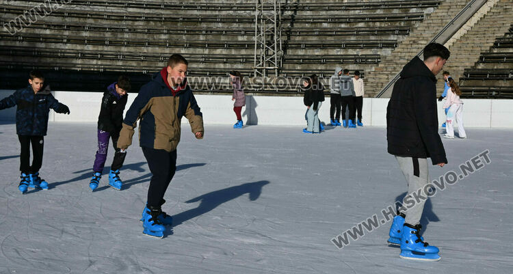 Ледената пързалка се препълни от посетители