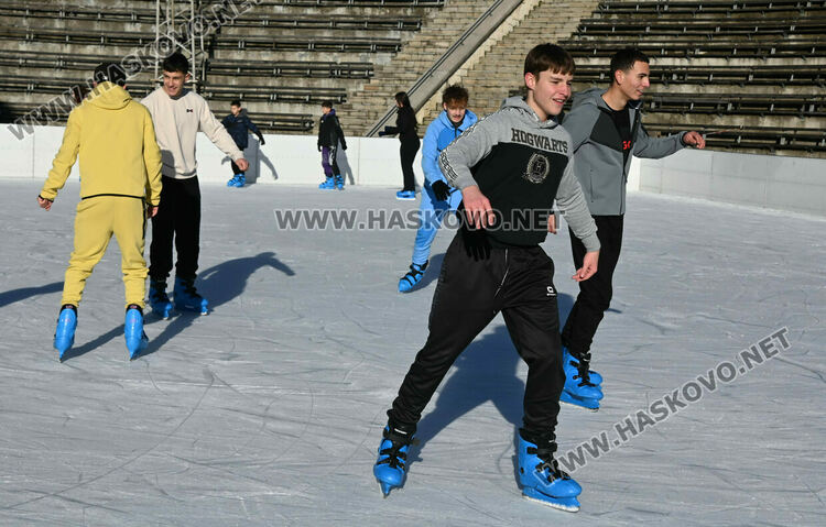 Ледената пързалка се препълни от посетители