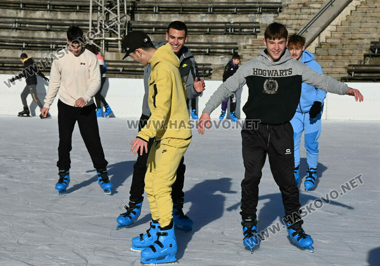 Ледената пързалка се препълни от посетители