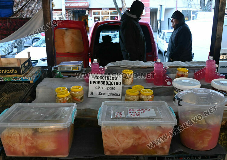 Зелето поевтиня почти двойно на пазара в Хасково