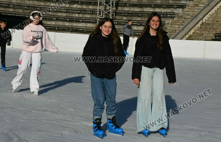 Ледената пързалка се препълни от посетители