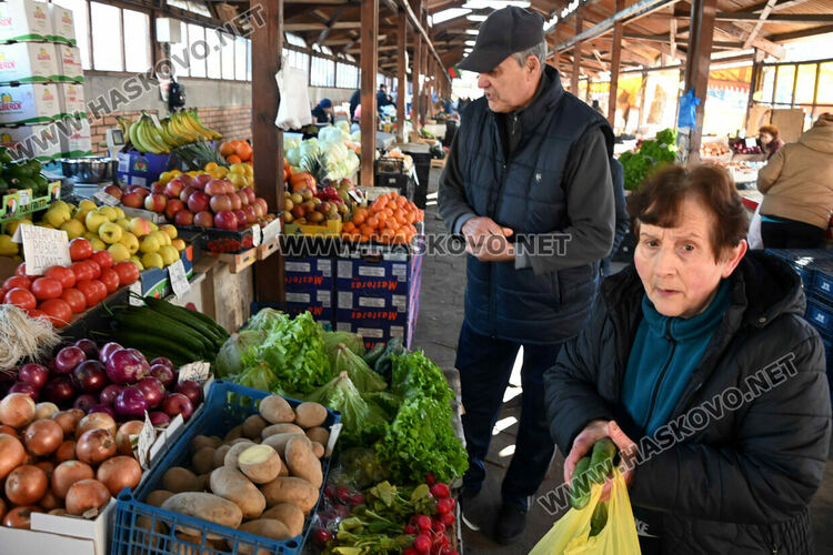 Зелето поевтиня почти двойно на пазара в Хасково