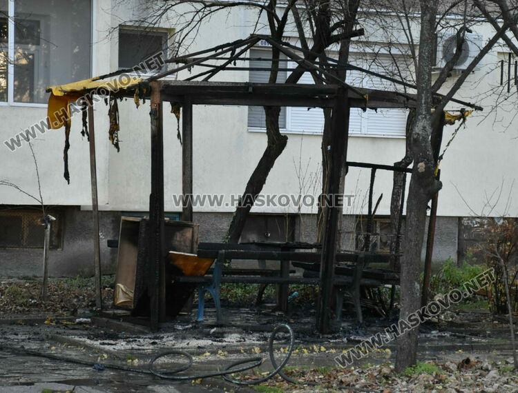 Беседка изгоря в Хасково, пожарникари потушиха огъня