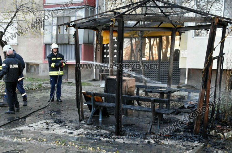 Беседка изгоря в Хасково, пожарникари потушиха огъня