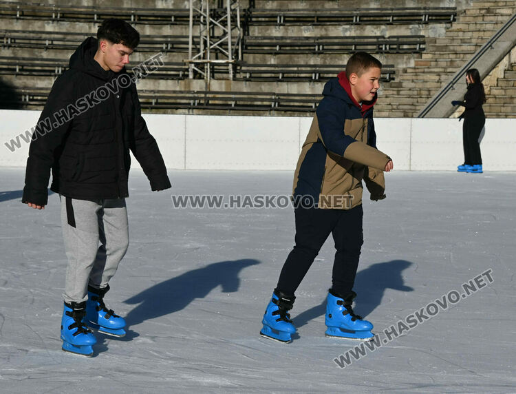 Ледената пързалка се препълни от посетители