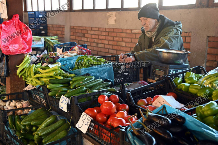 Зелето поевтиня почти двойно на пазара в Хасково