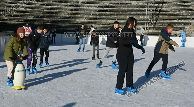 Ледената пързалка се препълни от посетители