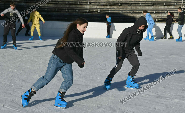 Ледената пързалка се препълни от посетители