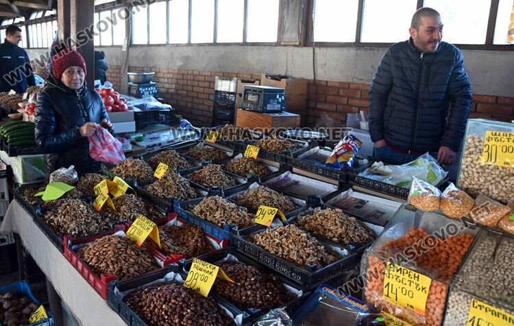 Зелето поевтиня почти двойно на пазара в Хасково