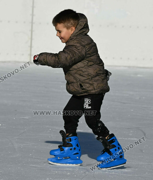 Ледената пързалка се препълни от посетители