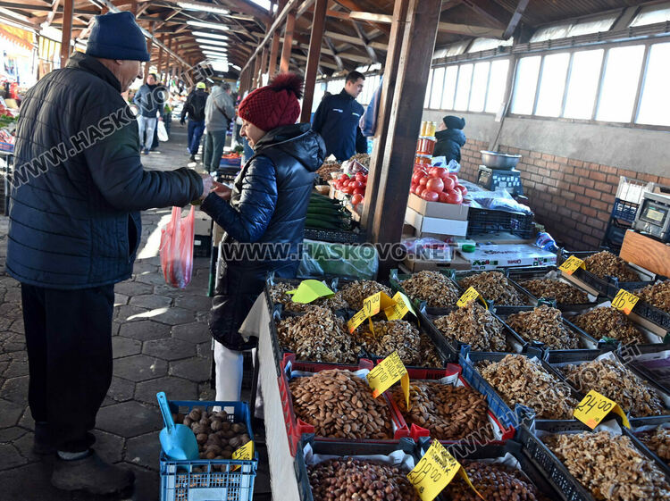 Зелето поевтиня почти двойно на пазара в Хасково