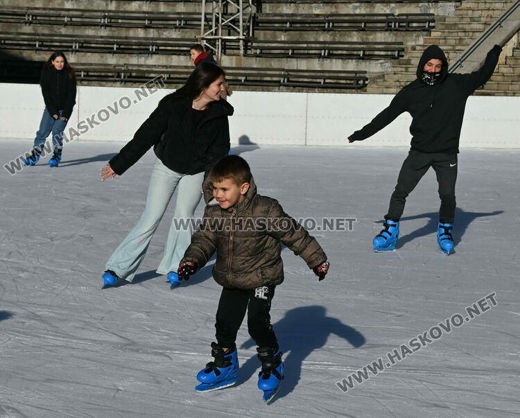 Ледената пързалка се препълни от посетители