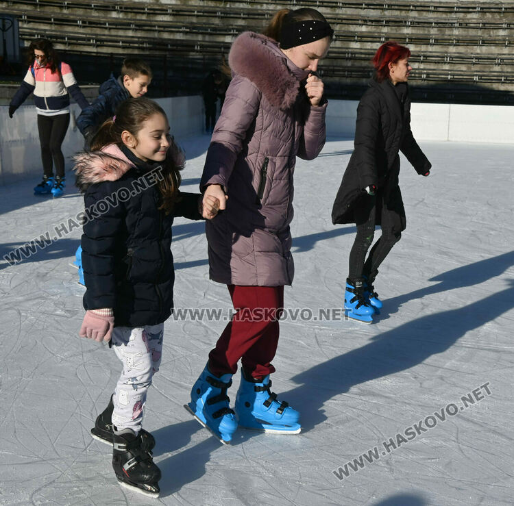 Ледената пързалка се препълни от посетители