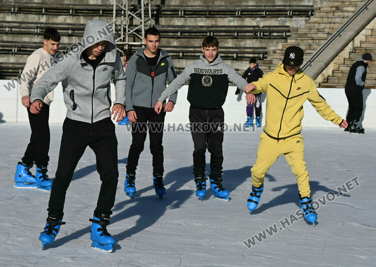 Ледената пързалка се препълни от посетители