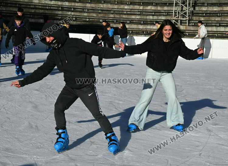 Ледената пързалка се препълни от посетители