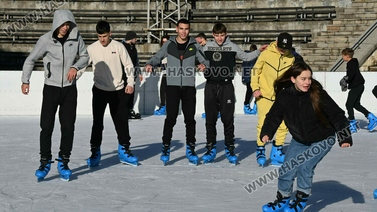 Ледената пързалка се препълни от посетители