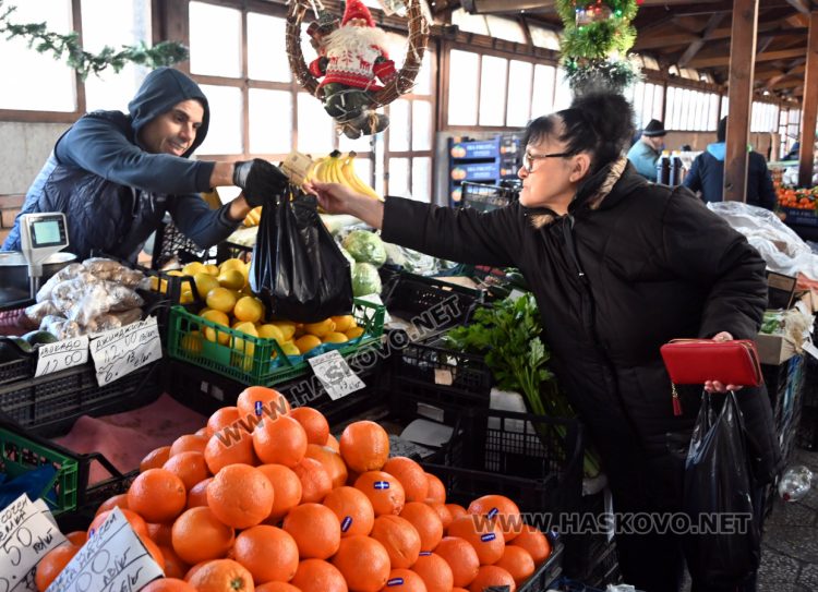 Зелето поевтиня почти двойно на пазара в Хасково