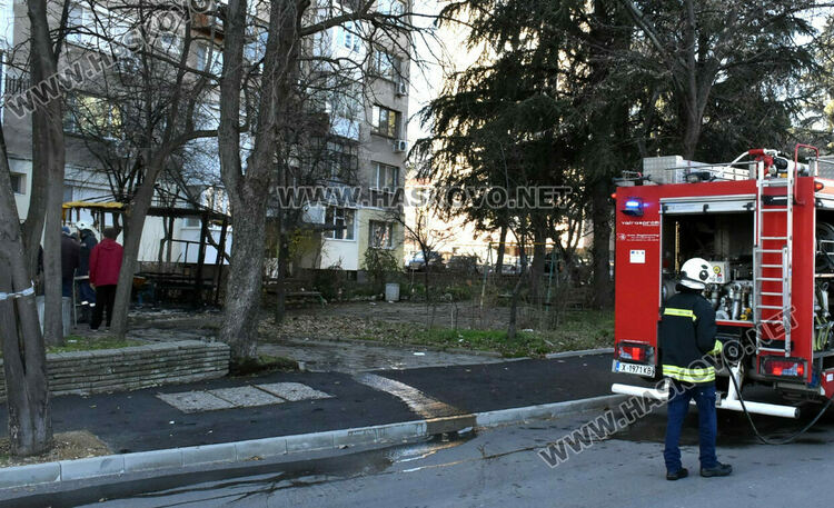 Беседка изгоря в Хасково, пожарникари потушиха огъня