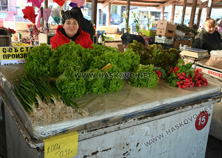 Зелето поевтиня почти двойно на пазара в Хасково