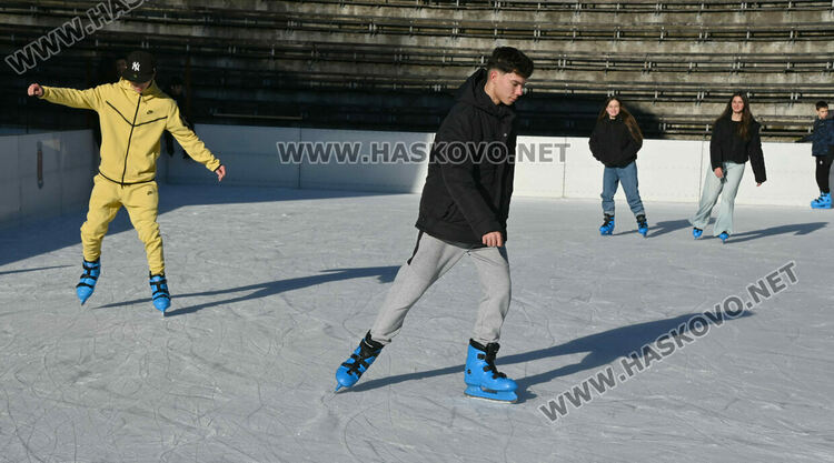 Ледената пързалка се препълни от посетители