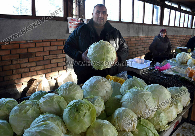 Зелето поевтиня почти двойно на пазара в Хасково
