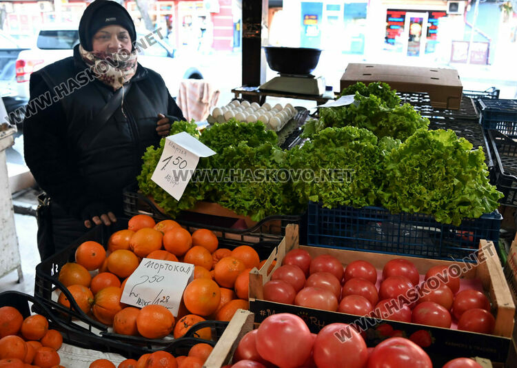 Зелето поевтиня почти двойно на пазара в Хасково