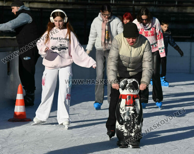 Ледената пързалка се препълни от посетители