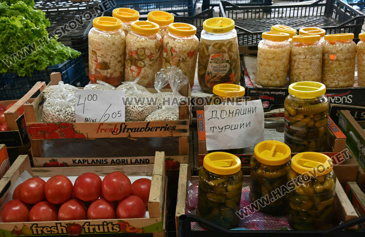 Зелето поевтиня почти двойно на пазара в Хасково