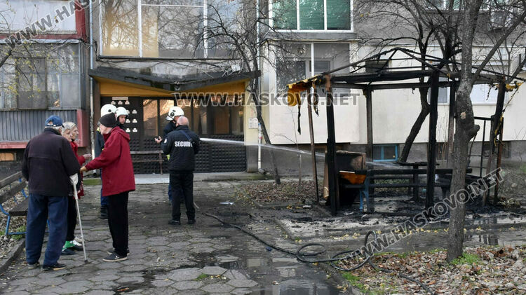 Беседка изгоря в Хасково, пожарникари потушиха огъня