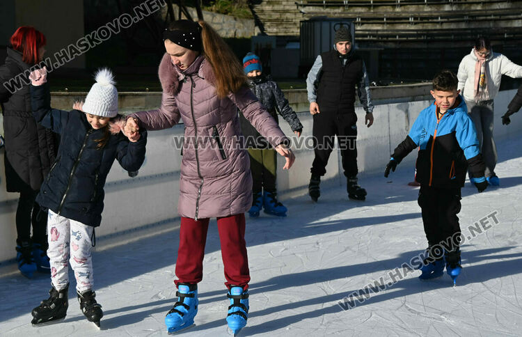 Ледената пързалка се препълни от посетители