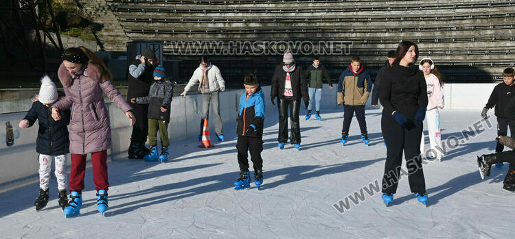 Ледената пързалка се препълни от посетители