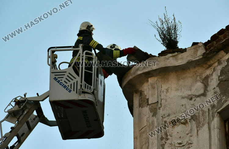 Пожарникари отстраниха опасни ламарини от покрива на бившия магазин &bdquo;Марса&ldquo;