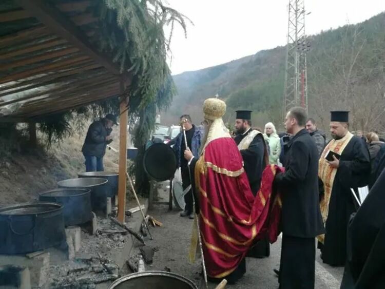 Традиционен курбан край Забърдо събира хората в памет на жертвите на пътя