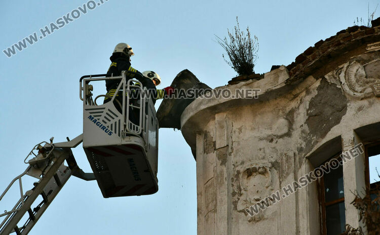 Пожарникари отстраниха опасни ламарини от покрива на бившия магазин &bdquo;Марса&ldquo;