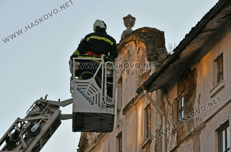 Пожарникари отстраниха опасни ламарини от покрива на бившия магазин &bdquo;Марса&ldquo;