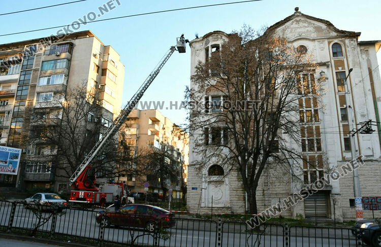 Пожарникари отстраниха опасни ламарини от покрива на бившия магазин &bdquo;Марса&ldquo;