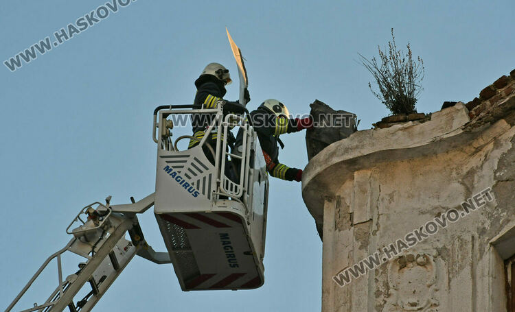 Пожарникари отстраниха опасни ламарини от покрива на бившия магазин &bdquo;Марса&ldquo;